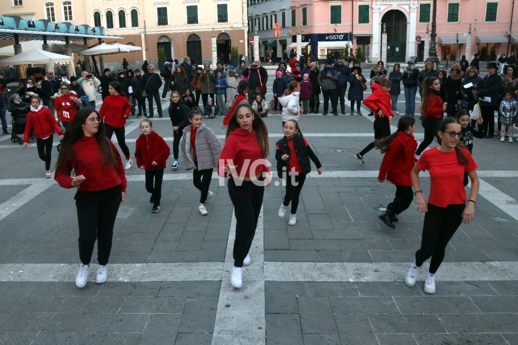 Savona, flash mob in piazza Sisto contro la violenza sulle donne