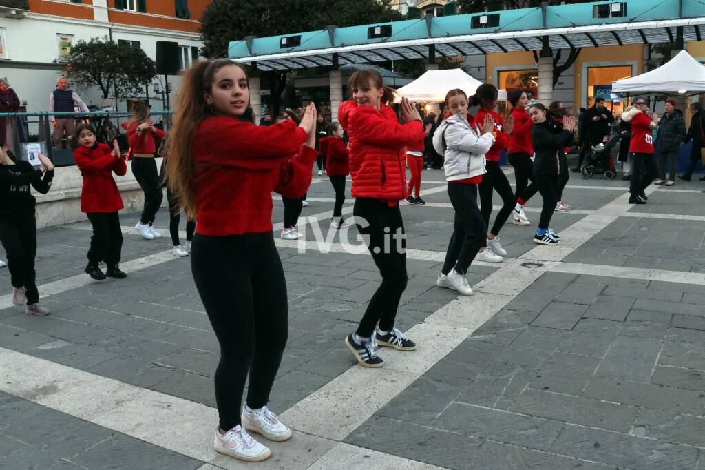 Savona, flash mob in piazza Sisto contro la violenza sulle donne