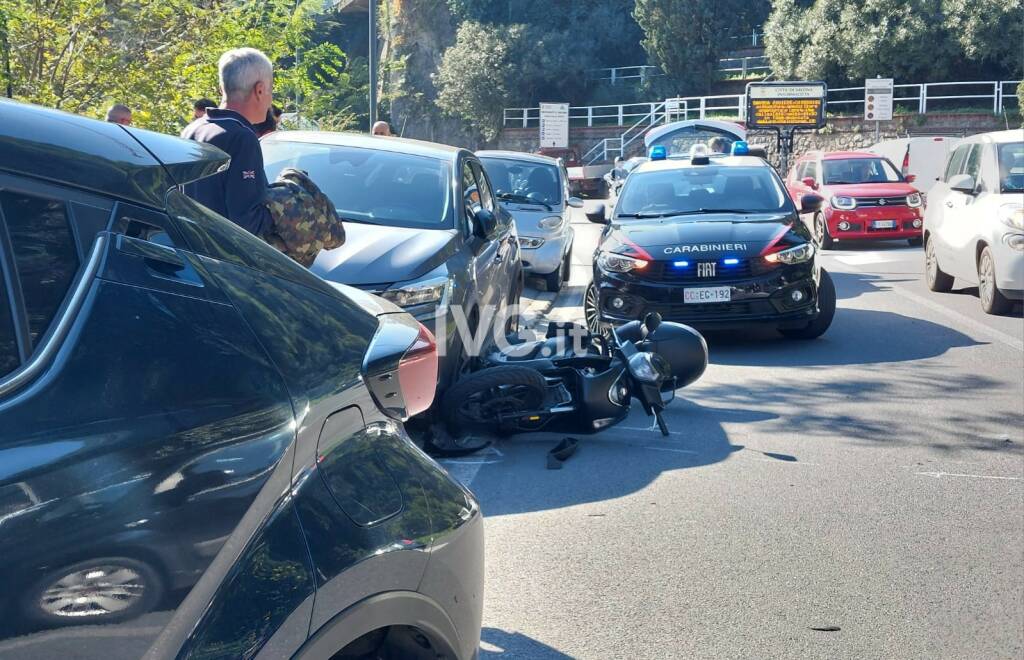 Scontro tra un'auto e uno scooter su lungomare Matteotti a Savona